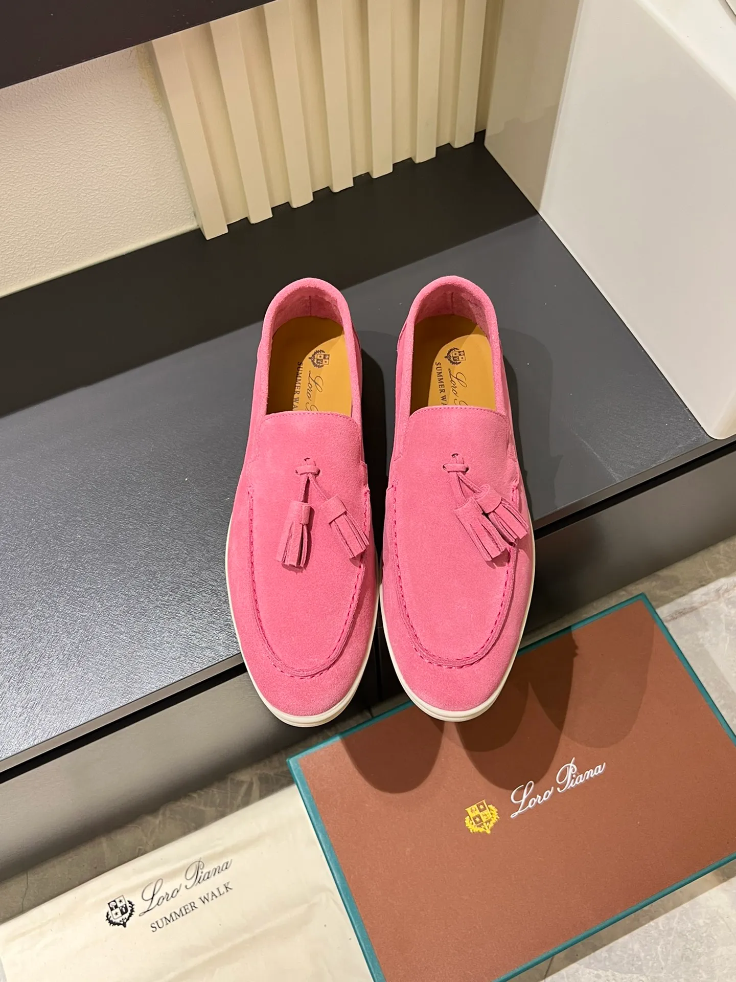 Men's shoes 💰p360 "Loro men's shoes 💰pian'*" Classic L men's shoes for couples 💰p Top version British flat loafers, a must-have item in old money style, the minimalist design is eye-catching and durable, a plus point for dressing The soft foot feel and texture are outstanding. They don’t scratch your feet and are very nice. They are matched with soft and waxy soles. They can be worn daily for a long time without getting tired. They are easy to wear, versatile and classic items, with perfect foot feel and texture! Imported cashmere fabric, the lining is made of imported A-grade water-dyed cow lining, the top version of the genuine leather midsole is sewn with pure handmade mark thread! Size: Female 35-40 (34. Customized) Male 38-44 (45.46. Customized)